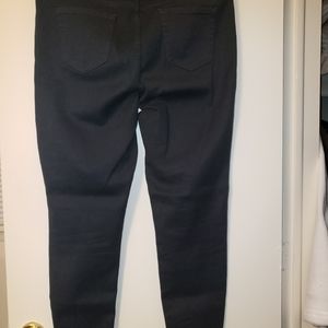 Black ankle length jeans.